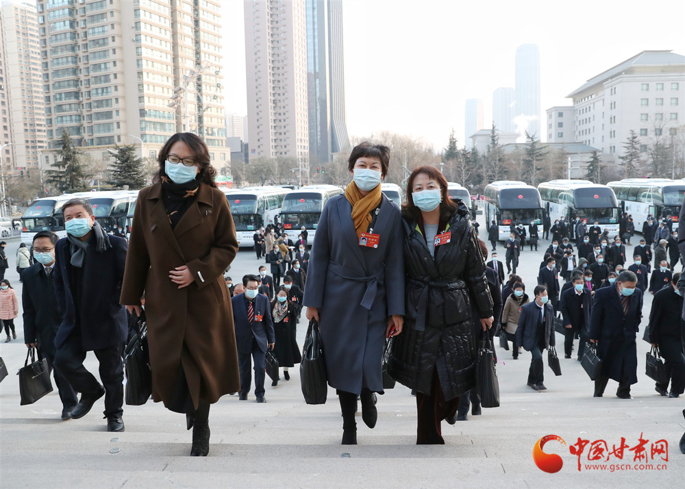 【聚焦2022甘肅兩會(huì)】政協(xié)甘肅省十二屆五次會(huì)議今日開(kāi)幕 委員們信心滿滿步入會(huì)場(chǎng)