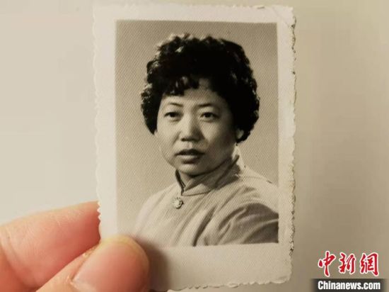 圖為20世紀(jì)80年代，蘭州照相館拍攝的人物肖像照，如今仍然有很多人選擇拍攝這樣的照片留作紀(jì)念?！⊥跄劣?攝