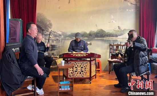 圖為蘭州鼓子愛(ài)好者在傳習(xí)所內(nèi)互相搭檔上臺(tái)演出?！堨下?攝