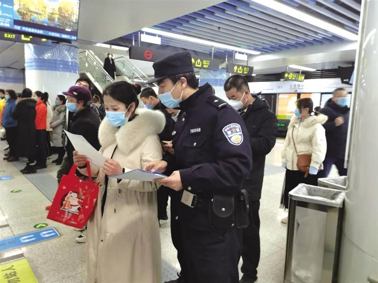 講解詐騙套路 普及“斷卡”常識 蘭州城關(guān)公安分局、交通治安分局聯(lián)合反詐宣傳進地鐵