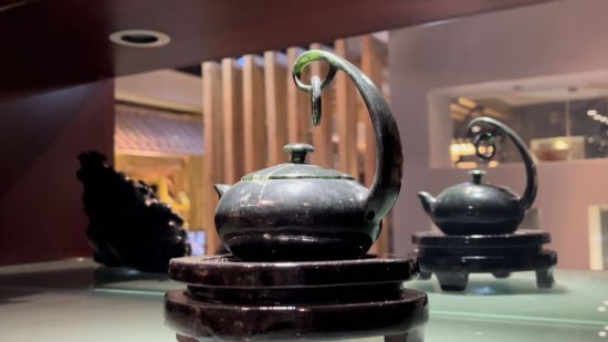 圖為酒泉夜光杯廠里陳列的夜光杯茶藝文化產(chǎn)品——精品懸環(huán)玉壺。王牧雨
