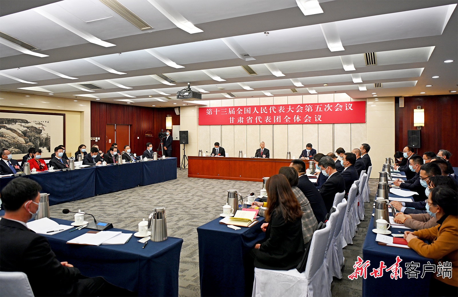 甘肅代表團舉行全體會議，尹弘主持并講話