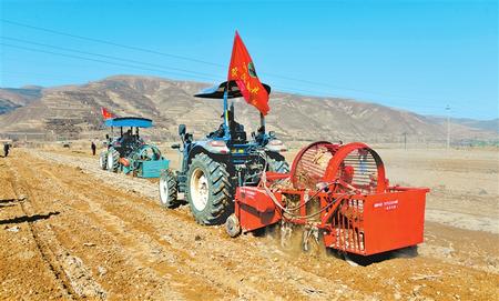 定西市隴西縣17個(gè)鄉(xiāng)鎮(zhèn)的農(nóng)機(jī)合作社、農(nóng)機(jī)手參加了農(nóng)機(jī)技能比賽和培訓(xùn)