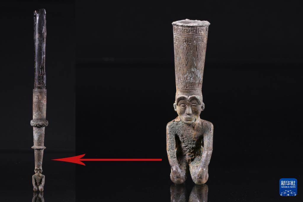 江西樟樹市國(guó)字山戰(zhàn)國(guó)墓葬出土銅跽坐人鐓（資料圖）。