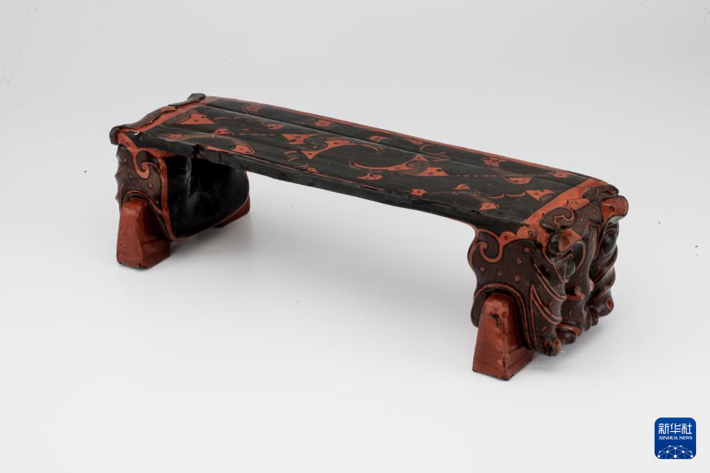 湖北云夢(mèng)縣鄭家湖戰(zhàn)國(guó)秦漢墓地出土漆木虎頭枕（資料圖）。