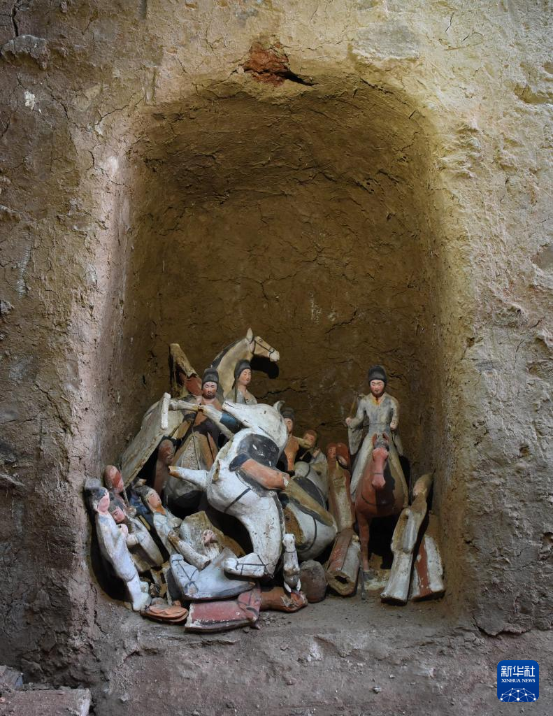 甘肅武威市唐代吐谷渾王族墓葬群慕容智墓墓道壁龕出土儀仗俑群（資料圖）。