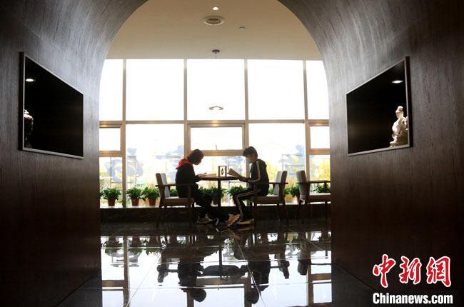 敦煌書局旨在為讀書愛好者提供優(yōu)美的學(xué)習(xí)環(huán)境，更好地學(xué)習(xí)傳承弘揚(yáng)敦煌文化，引領(lǐng)敦煌文化生活新方式。　張曉亮 　攝