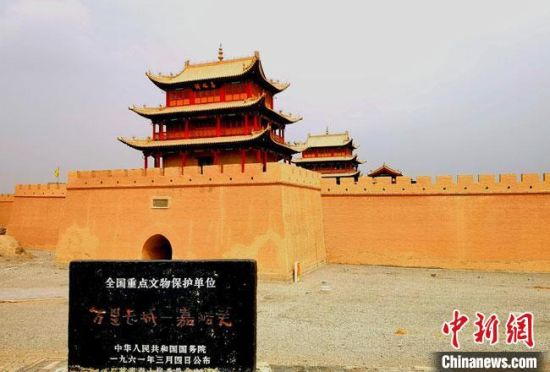 圖為被譽(yù)為“天下第一雄關(guān)”的嘉峪關(guān)關(guān)城。(資料圖) 嘉峪關(guān)市委宣傳部供圖