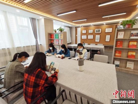 近日，在國網(wǎng)甘肅電力黨校職工書屋，正在舉行青年職工讀書交流活動?！⌒煅?攝