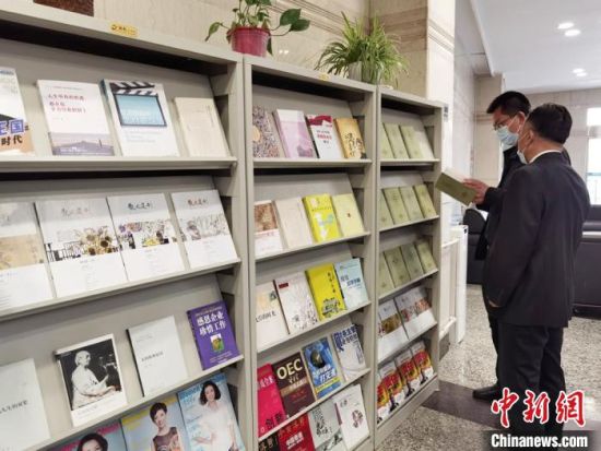 圖為國網(wǎng)甘肅電力黨校的職工書架?！⌒煅?攝