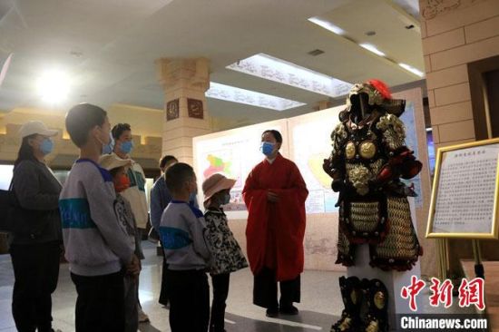 該“唐朝明光鎧”吸引游人圍觀，盡顯中國(guó)古代工匠獨(dú)特設(shè)計(jì)和傳統(tǒng)甲胄文化的魅力?！垥粤?攝