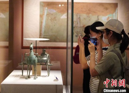 圖為參觀者參觀“大道攸歸：五涼文化展”展陳文物?！【琶赖┰?攝