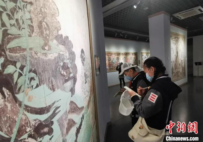 圖為學(xué)生參觀敦煌藝術(shù)館。(資料圖) 蘭州大學(xué)附屬學(xué)校供圖