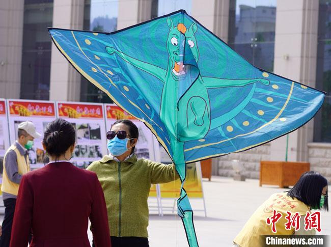 5月18日，甘肅省博物館為觀眾免費發(fā)放文創(chuàng)產品“綠馬飛俠”風箏?！?九美旦增 攝