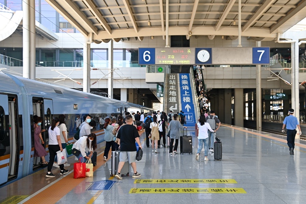 暑運大幕開啟。蘭州鐵路局供圖