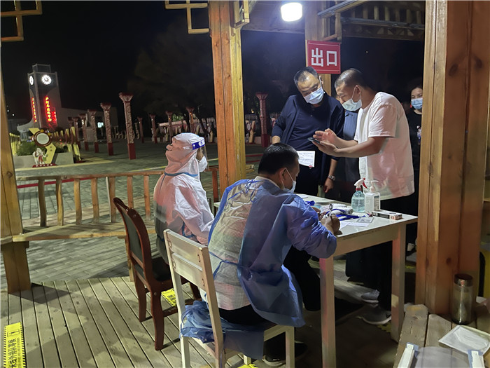 臨夏州紀委監(jiān)委督查組在廣河縣高速路口監(jiān)督檢查疫情防控措施落實情況。.jpg