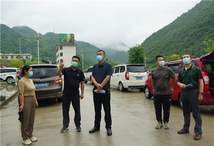 7月13日，隴南市徽縣紀(jì)檢監(jiān)察干部到嘉陵火車站督查疫情防控工作。張麗娟 攝.JPG