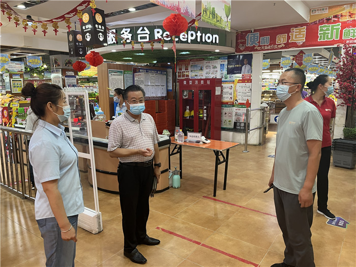 7月15日，酒泉市玉門市疫情防控督查組在隴商聯(lián)華超市監(jiān)督檢查疫情防控措施落實(shí)情況。 .jpg