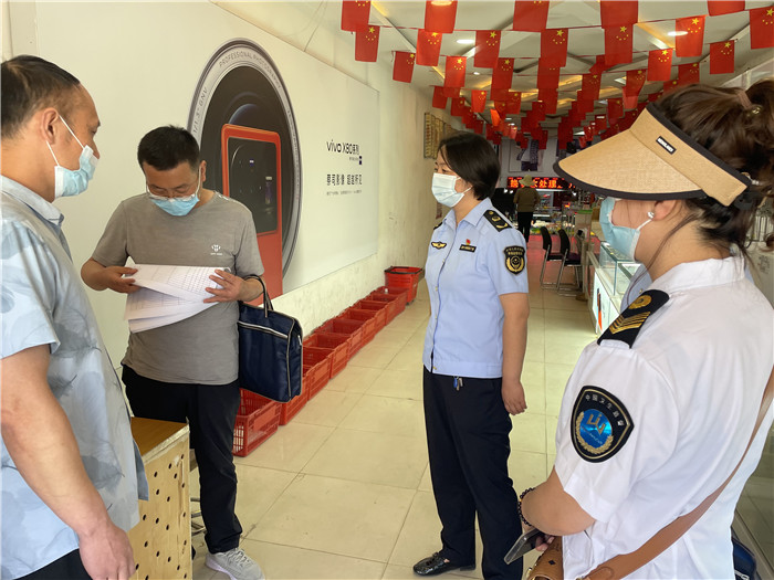7月20日，定西市漳縣紀(jì)委監(jiān)委駐縣衛(wèi)生健康局紀(jì)檢監(jiān)察組抽調(diào)縣市場(chǎng)監(jiān)管局、衛(wèi)建局工作人員,深入新寺鎮(zhèn)萬(wàn)家超市查看人員出入登記、環(huán)境消殺等。 蔣湘濤 攝.jpg