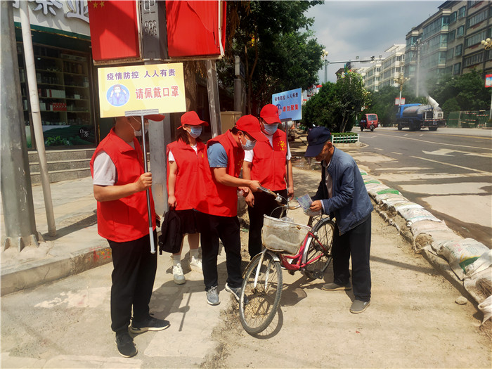7月21日，定西市通渭縣紀(jì)委監(jiān)委機(jī)關(guān)志愿者在城區(qū)開展“不聚集、戴口罩”志愿活動(dòng)。.jpg