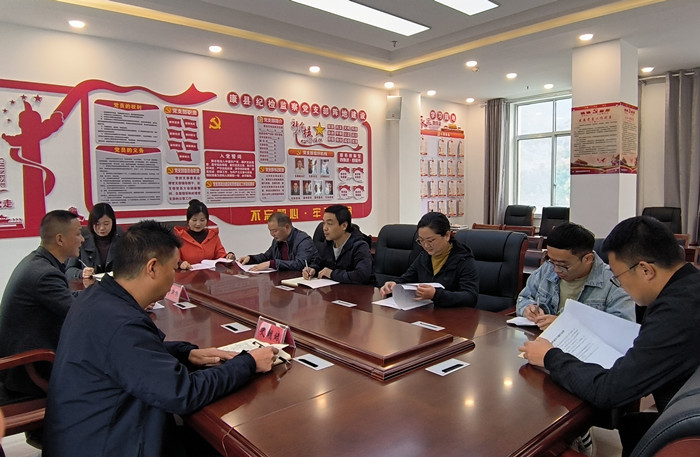 10月19日，康縣紀委監(jiān)委組織部分班子成員，辦公室、信訪室、案管室、審理室、紀檢監(jiān)察室等相關工作人員開展黨的二十大報告專題討論。.jpg