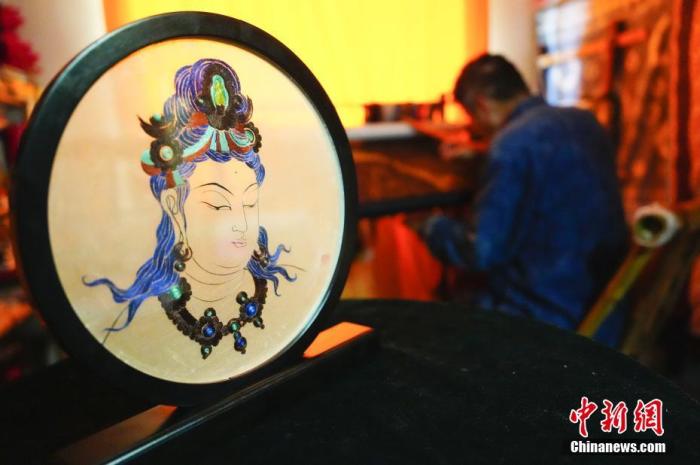 圖為劉云帆所創(chuàng)作的敦煌元素刺繡作品。 中新社發(fā) 謝秉錫 攝