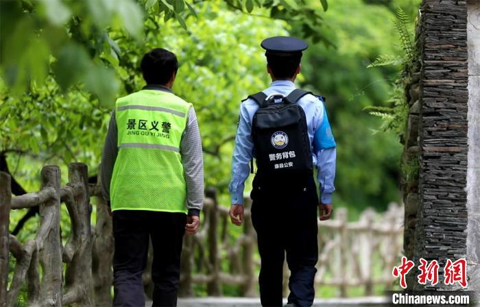 圖為民警背警務(wù)小包在轄區(qū)景區(qū)開展工作。(資料圖) 甘肅省公安廳供圖