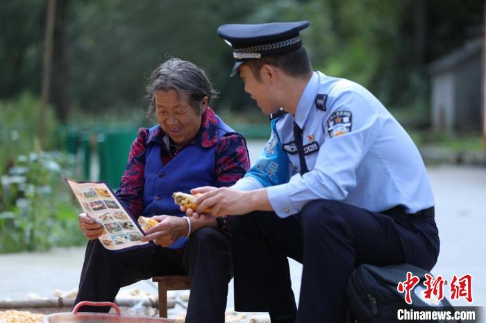 圖為民警背警務(wù)小包給民眾宣講政策。(資料圖) 甘肅省公安廳供圖