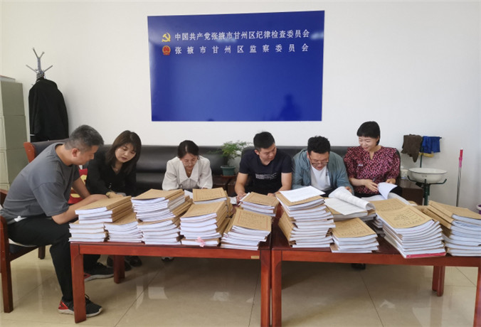 甘州區(qū)紀(jì)檢監(jiān)察干部會(huì)同財(cái)政、審計(jì)工作人員開展玉米制種款管理使用清查工作.jpg