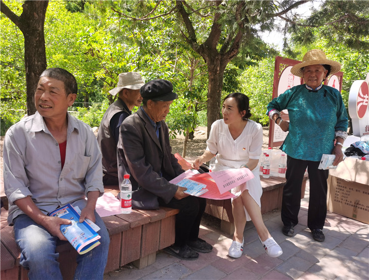 5.宕昌縣新城子藏族鄉(xiāng)紀委開展信訪舉報宣傳，幫助廣大基層黨員干部提高黨紀法規(guī)意識.jpg