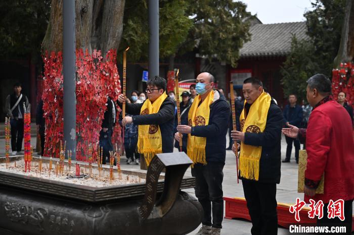 在甘肅天水市伏羲廟內，參祭者雙手持香，祭拜人文始祖伏羲。　李亞龍 攝