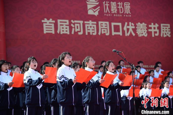 圖為學(xué)生們在開幕式上誦讀經(jīng)典?！×赫赵?攝
