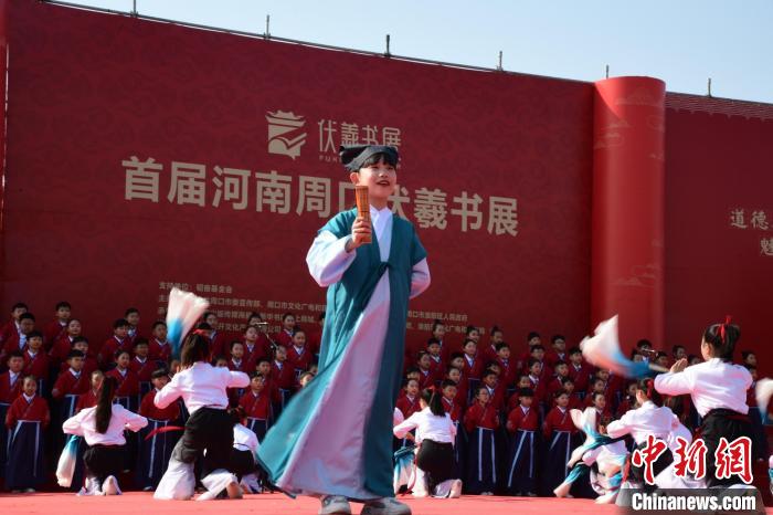 圖為學(xué)生們在開幕式上誦讀經(jīng)典?！×赫赵?攝