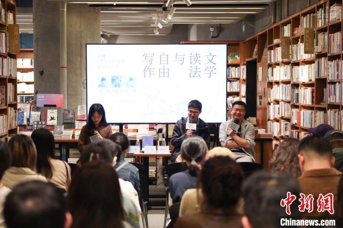 《至少還有文學(xué)》推出：在今天，我們?yōu)槭裁催€需要文學(xué)？