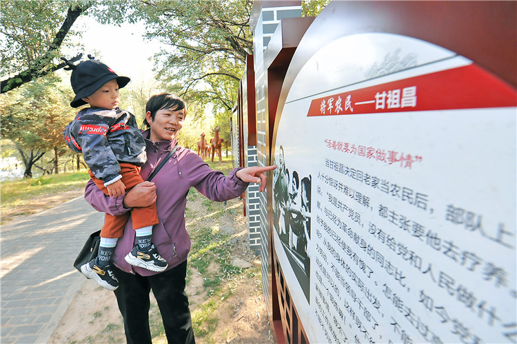 嘉峪關(guān)市紀(jì)委監(jiān)委通過實施“政治鑄廉、教育促廉、文化育廉、陣地助廉、監(jiān)督固廉”等“五廉”行動，深入推進(jìn)新時代廉潔文化建設(shè)。圖為市民在迎賓湖絲路廉潔文化主題公園“勤廉楷模墻”接受廉潔文化教育。.jpg