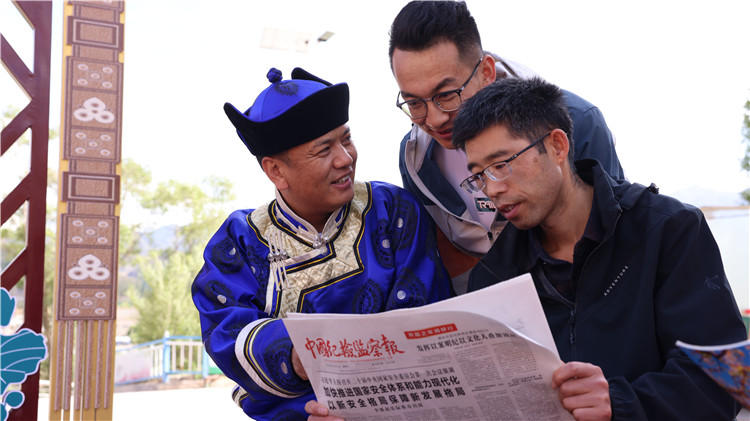 2023年6月8日，甘肅省張掖市肅南裕固族自治縣紅灣寺鎮(zhèn)紀(jì)委工作人員在一小區(qū)廉政文化主題廣場與社區(qū)居民拉家常，宣傳廉潔知識，共話廉潔文化.jpg