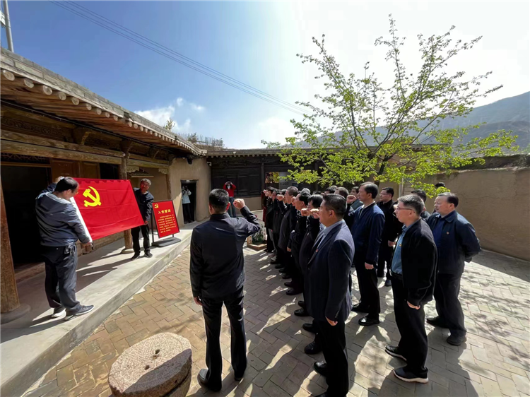 圖為臨夏州紀(jì)委監(jiān)委組織黨員干部在東鄉(xiāng)縣布塄溝黨史教育基地開展革命教育活動，賡續(xù)紅色血脈、汲取奮進(jìn)力量、激發(fā)干事熱情。.png