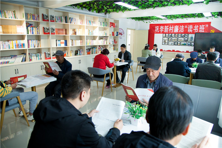 隴南市禮縣開展廉潔書籍進(jìn)農(nóng)家書屋活動，圖為羅壩鎮(zhèn)鞏李新村舉辦的“廉潔讀書班”。.jpg