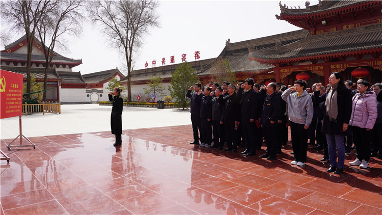 4月6日，為傳承弘揚(yáng)革命英烈精神，教育引導(dǎo)紀(jì)檢監(jiān)察干部筑牢信仰之基、補(bǔ)足精神之鈣、把穩(wěn)思想之舵，永葆忠誠干凈擔(dān)當(dāng)?shù)恼伪旧?。市紀(jì)委監(jiān)委組織紀(jì)檢監(jiān)察干部赴靜寧縣界石鋪紅軍長征紀(jì)念館和莊浪縣梯田紀(jì)念館開展廉政教育和革命傳統(tǒng)教育。.jpg