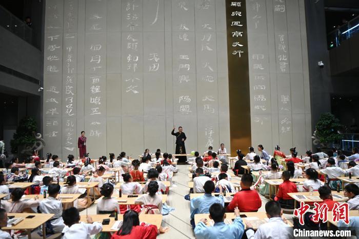 圖為9月7日，甘肅簡牘博物館開館儀式在蘭州舉行，小朋友們學(xué)習(xí)書寫簡牘中的文字。　中新社記者 九美旦增 攝