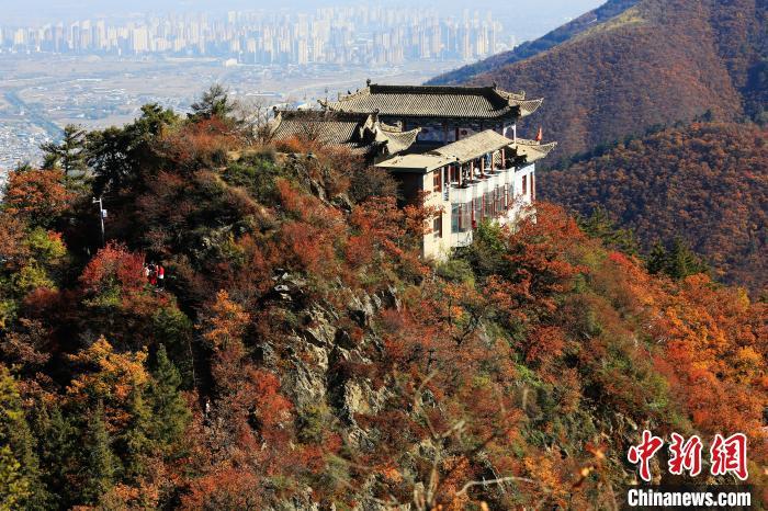 深秋，位于蘭州市榆中縣的興隆山，漫山遍野成五彩顏色。張?zhí)鞂?攝