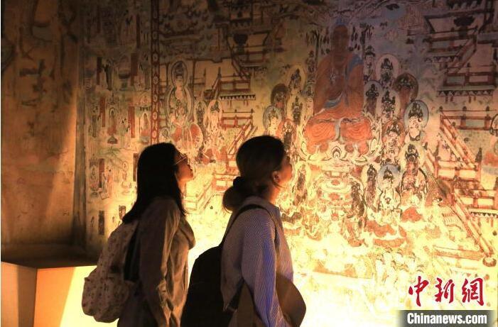 2023年8月27日，游客在甘肅省敦煌市博物館參觀文物展。張曉亮 攝(資料圖)