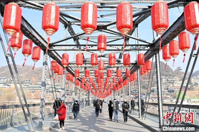 1月30日，裝扮一新的中山橋?yàn)榧磳⒌絹?lái)的新春佳節(jié)增添節(jié)日氛圍。九美旦增 攝</p><p>