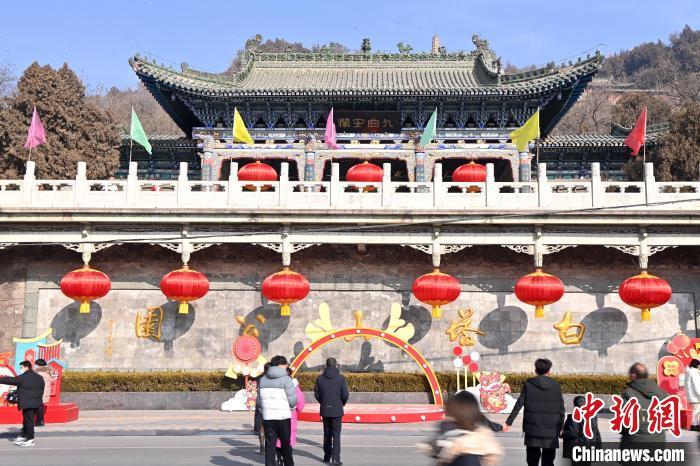 1月30日，裝扮一新的蘭州白塔山公園節(jié)日氛圍濃厚。九美旦增 攝</p><p>