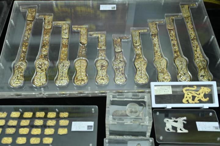 張家川馬家塬出土的金帶飾、大角羊、人形鉛俑及狼形銀車輿飾等文物。