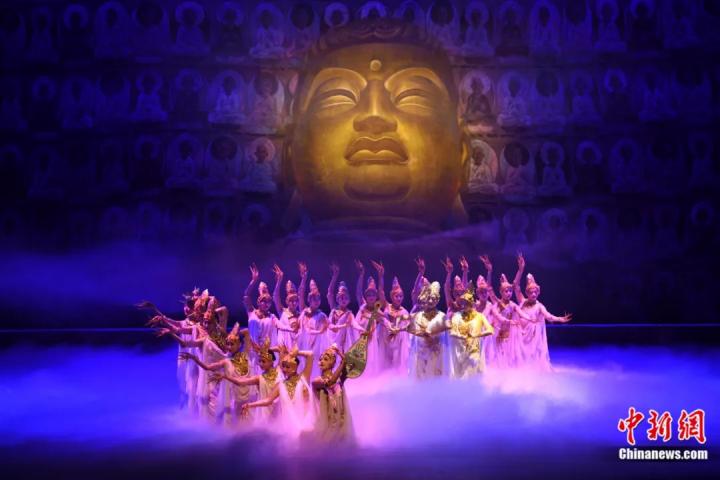 2024年2月23日晚，中國經(jīng)典舞劇《絲路花雨》在甘肅蘭州演出恭賀新春。李亞龍 攝