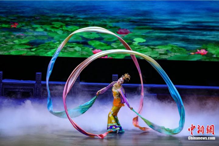 2023年4月17日晚，中國經(jīng)典舞劇《絲路花雨》在澳門百老匯劇場演出。甘肅演藝集團 供圖