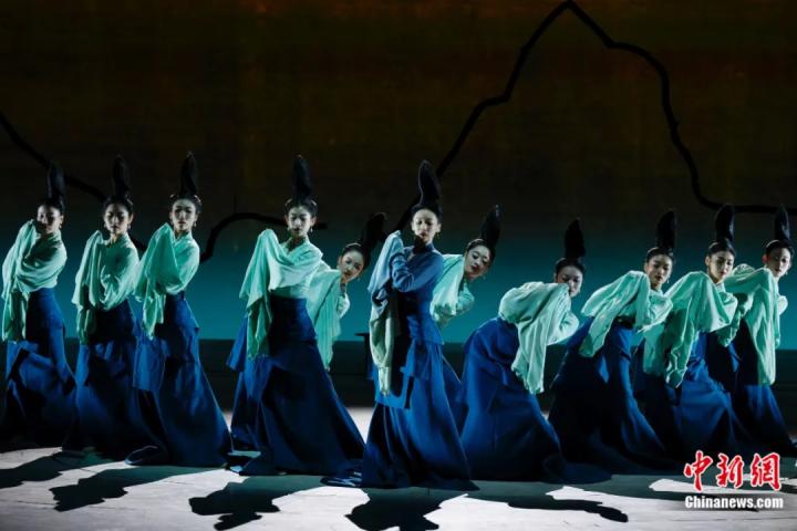 2024年2月29日晚，舞蹈詩劇《只此青綠》在北京上演，多國駐華使節(jié)和國際組織代表前來觀賞。韓海丹 攝