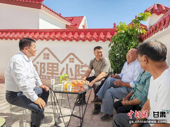 圖為依托“鄰里小院”議事模式開展議事活動，解決村民身邊的熱點難點問題。臨澤縣委宣傳部供圖