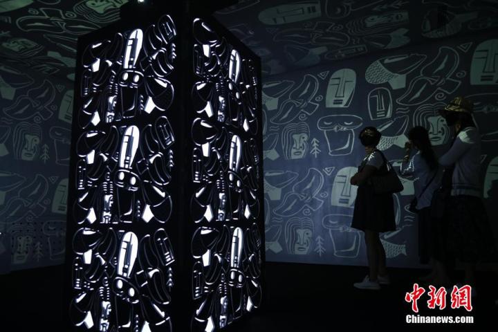 圖為游客參觀藝術展。中新社記者 李亞龍 攝